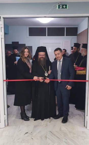 Ο πάτερ Βλάσιος και τα μέλη του Ιδρύματος Σταύρος Νιάρχος έκοψαν την κορδέλα στα εγκαίνια της νέας αίθουσας